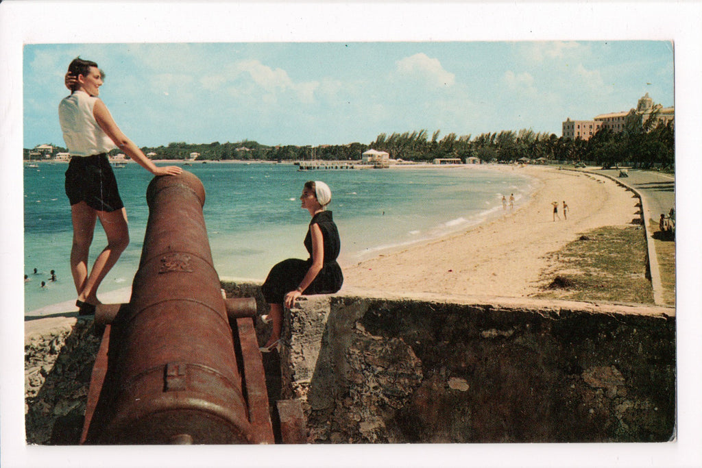 Foreign postcard - Nassau, Bahamas - Fort Montagu, cannon, beach - F11042