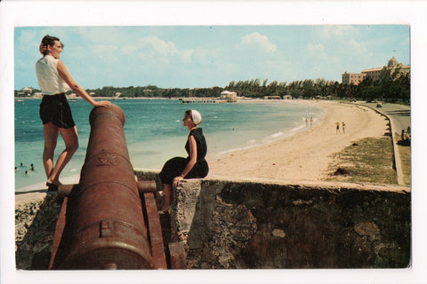 Foreign postcard - NASSAU, Bahamas - Fort Montagu, cannon, beach - F11042