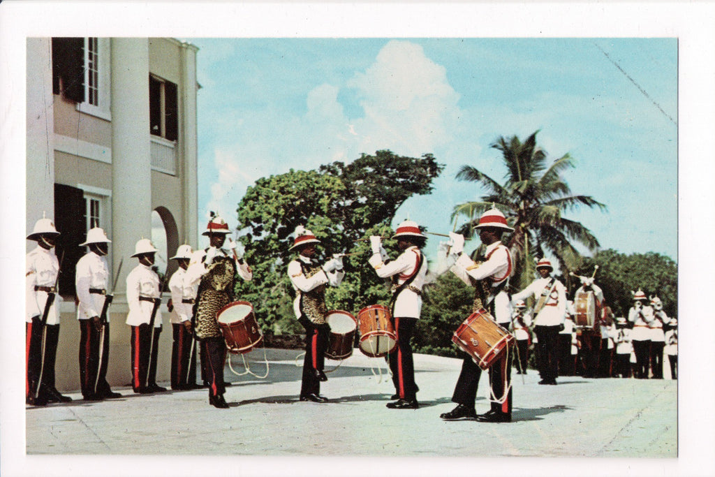 Foreign postcard - Nassau, Bahamas - Changing of the Guard - F11043